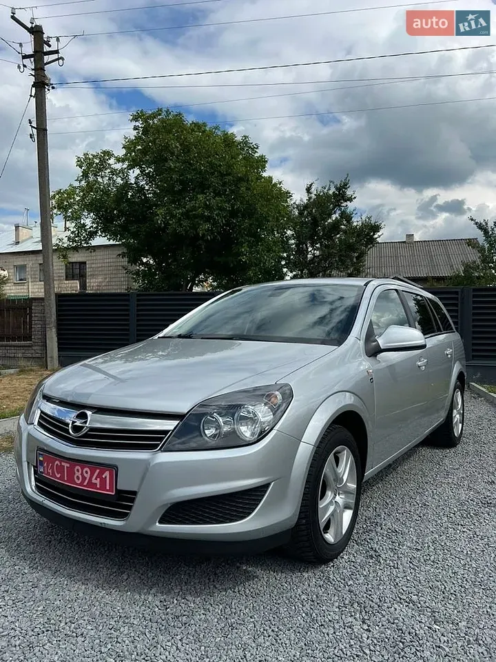 Opel Astra 2010 photo 3