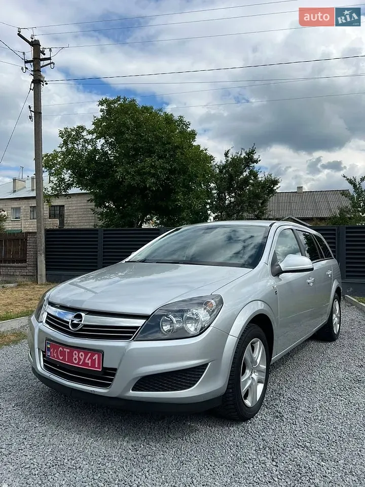 Opel Astra 2010 photo 4