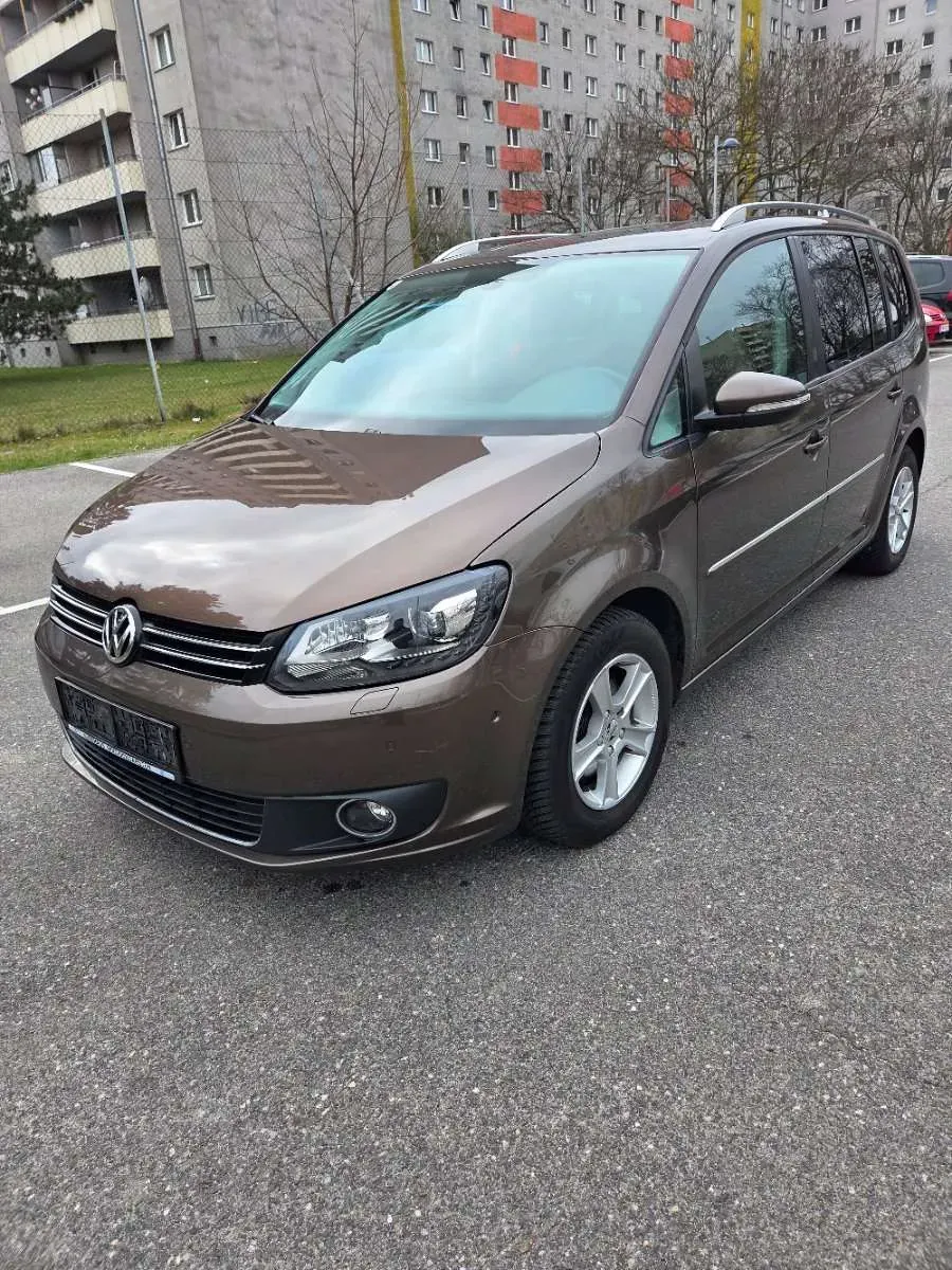 Volkswagen Touran 2011 photo 2