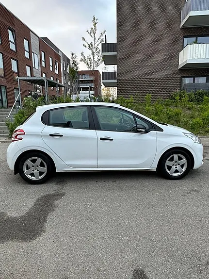 Peugeot 208 2012 photo 2