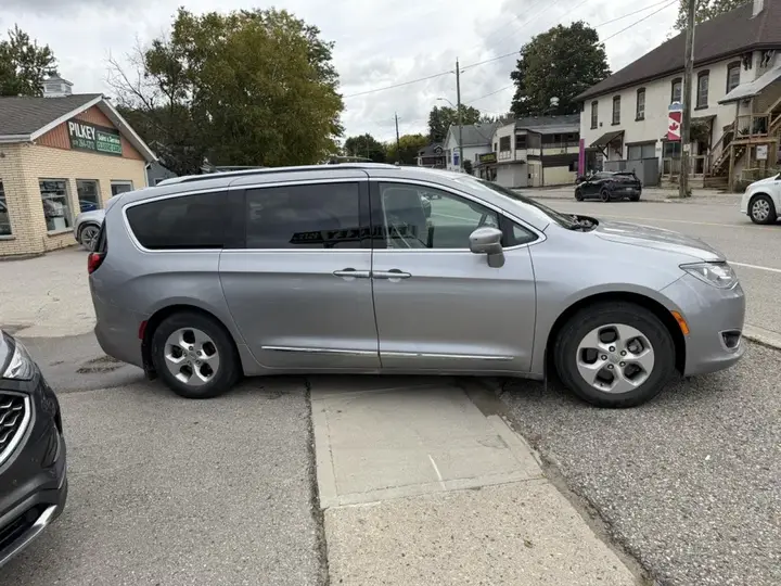 Chrysler Pacifica 2017 photo 4