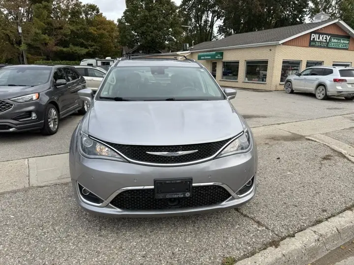 Chrysler Pacifica 2017 photo 2