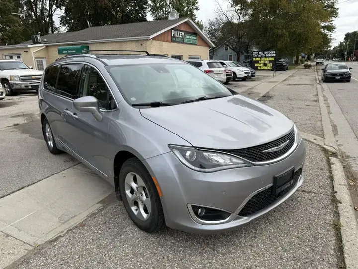 Chrysler Pacifica 2017 photo 3