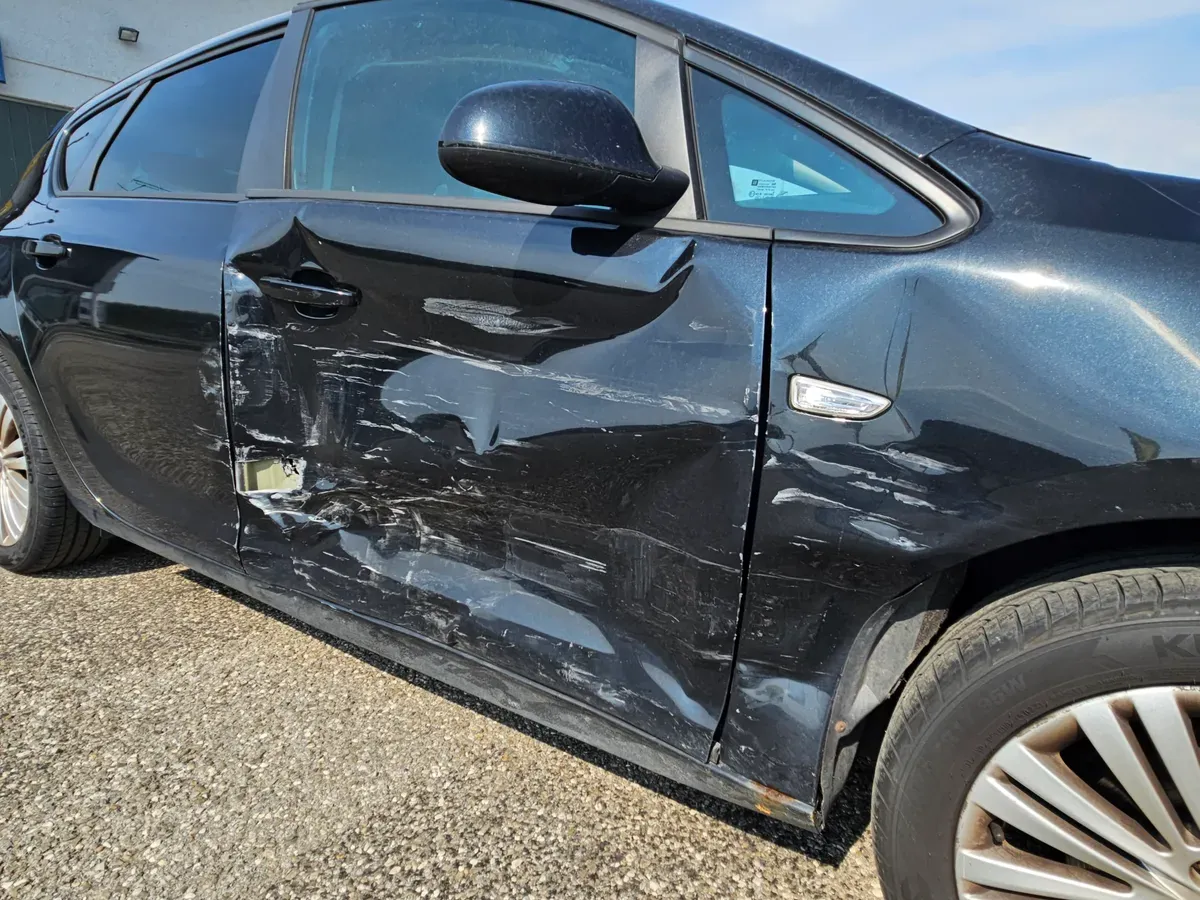 Opel Astra 2011 photo 3