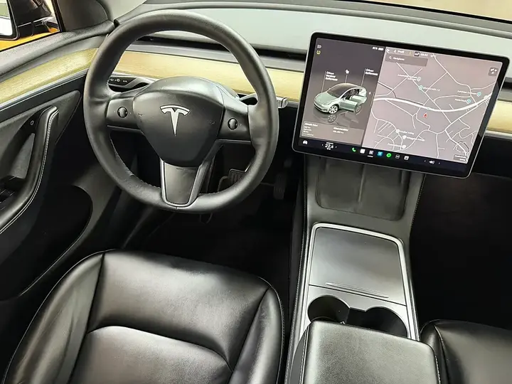 Tesla Model Y 2023 photo 2