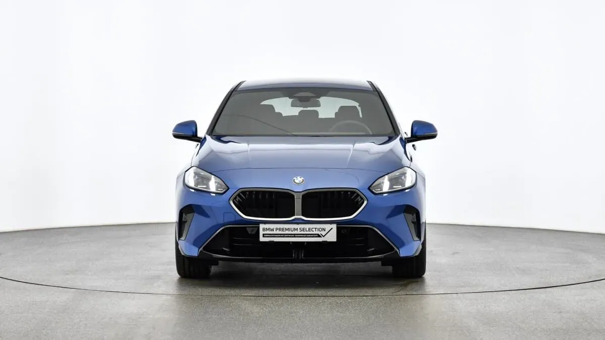 BMW 1 Series 2025 photo 2