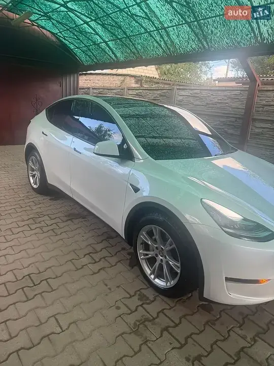 Tesla Model Y 2023 photo 4
