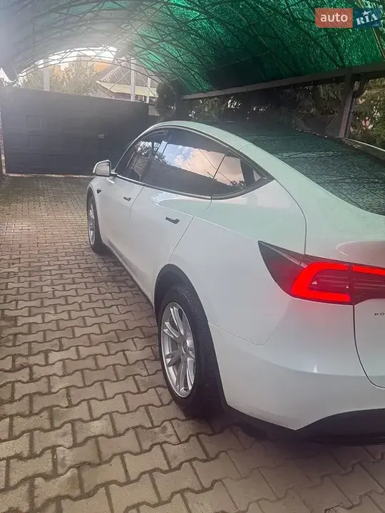 Tesla Model Y 2023 photo 2
