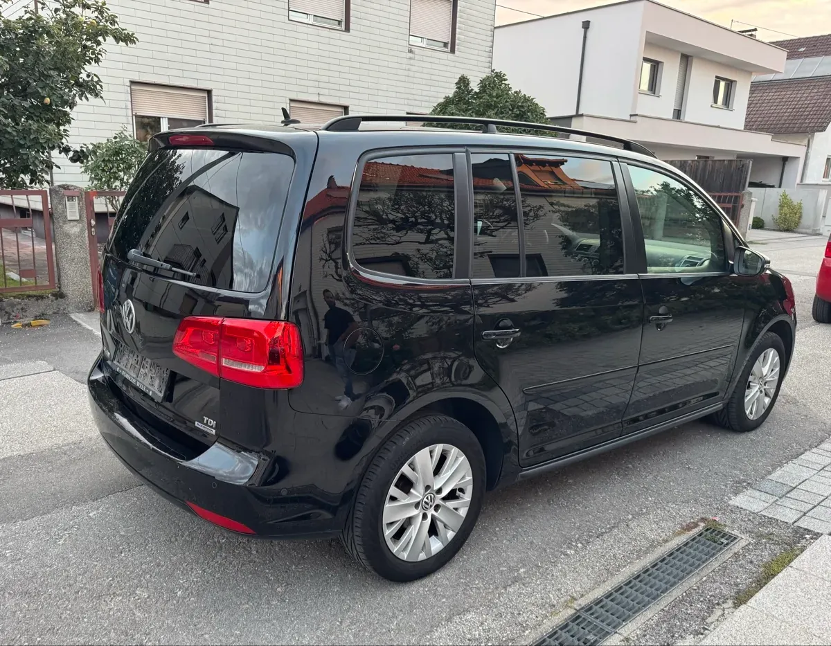 Volkswagen Touran 2013 photo 2