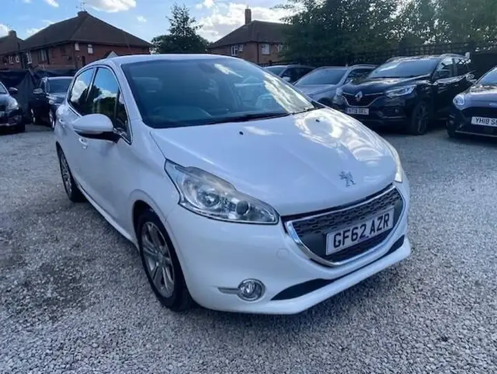 Peugeot 208 2012 photo 3
