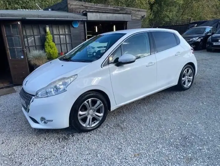 Peugeot 208 2012 photo 4