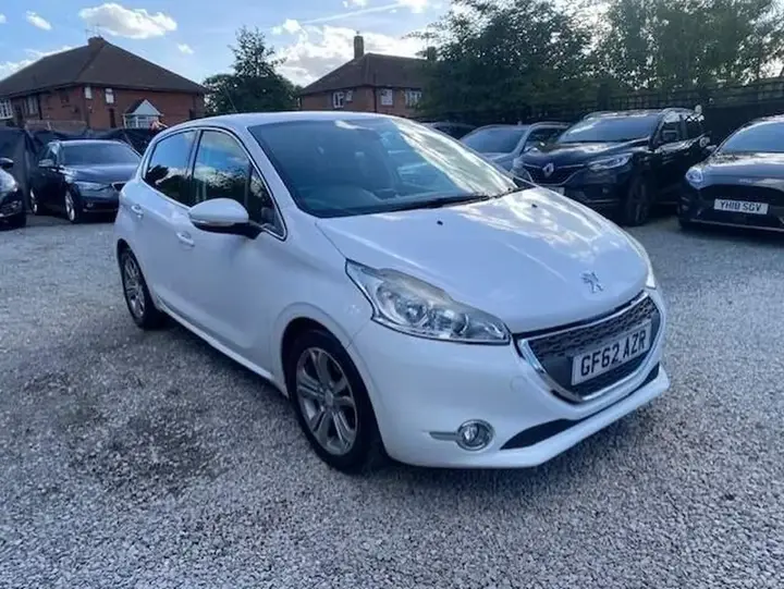 Peugeot 208 2012 photo 2