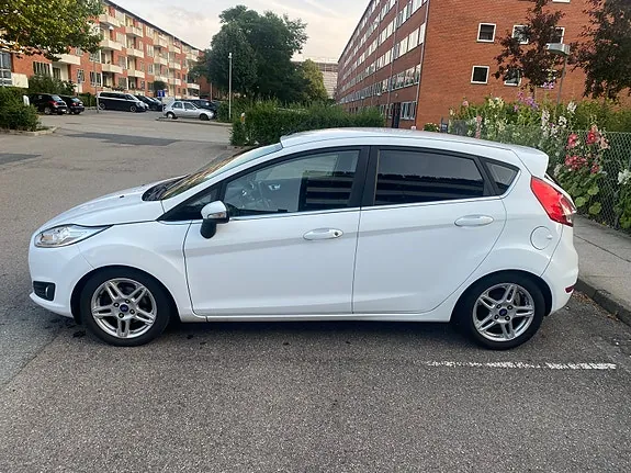 Ford Fiesta 2013 photo 2