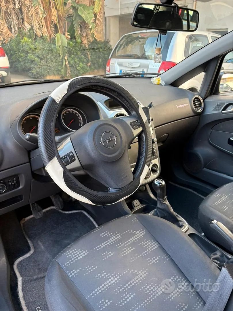 Opel Corsa 2011 photo 2