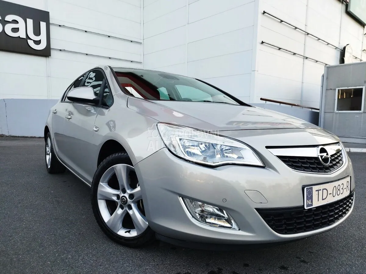 Opel Astra J 2010 photo 4