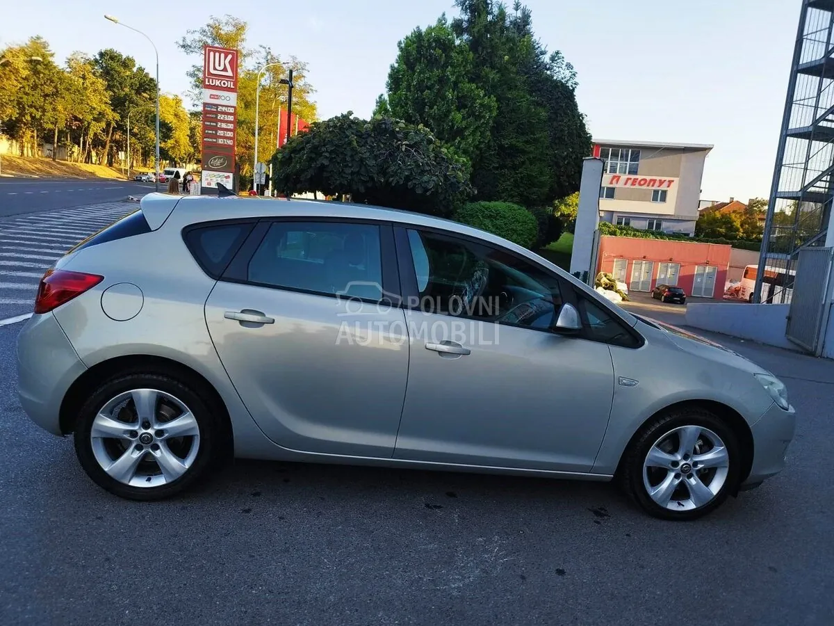 Opel Astra J 2010 photo 5