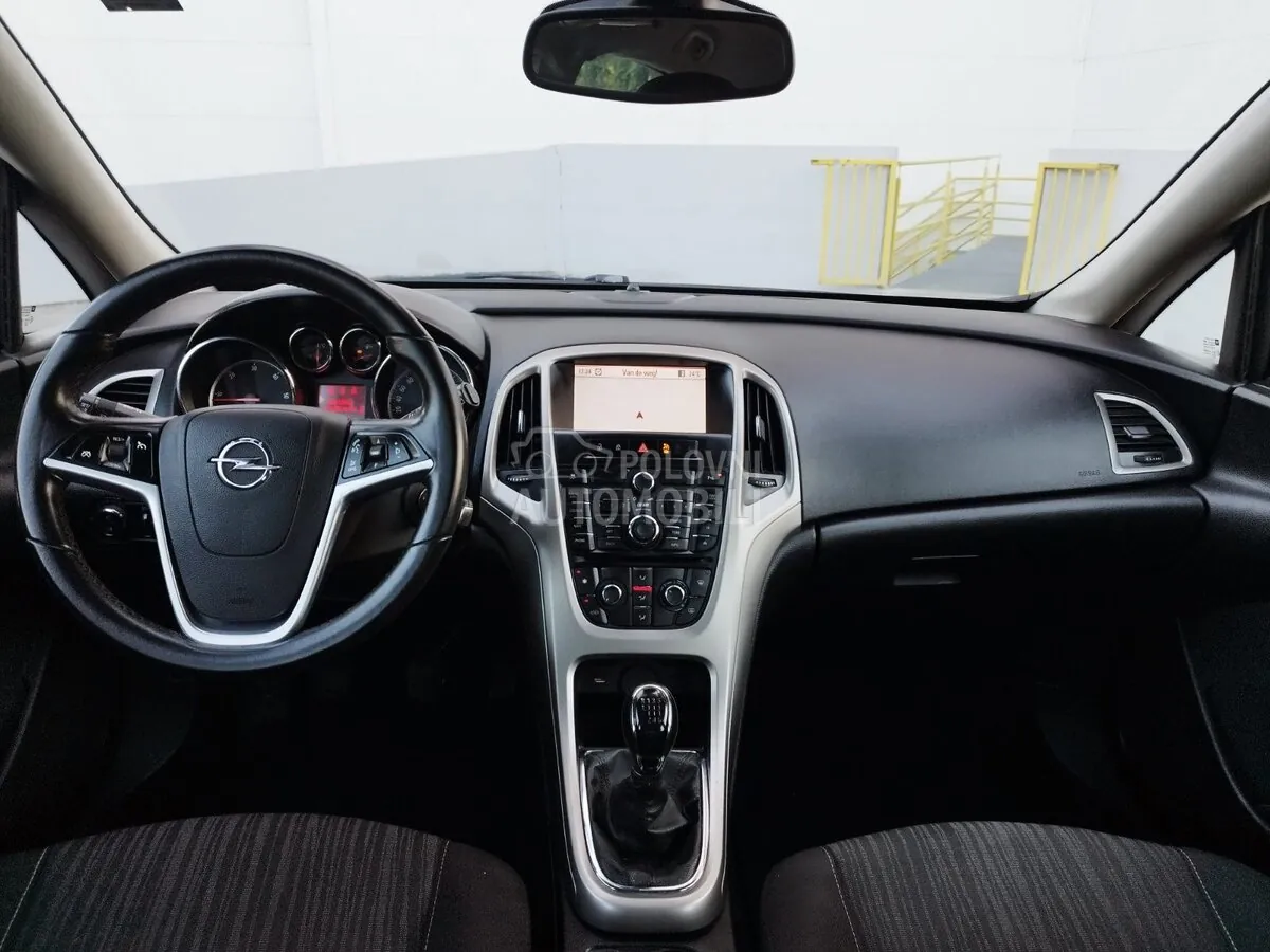 Opel Astra J 2010 photo 2
