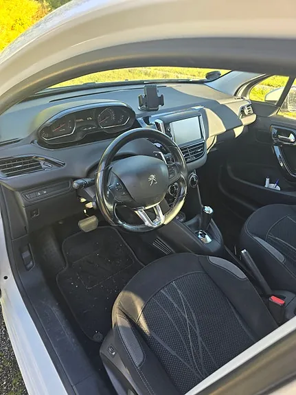 Peugeot 208 2012 photo 4