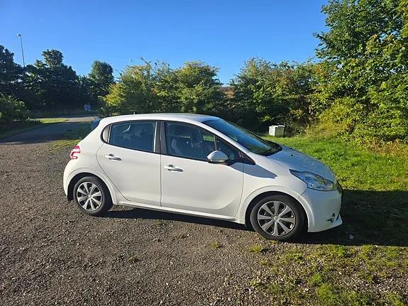 Peugeot 208 2012 photo 2