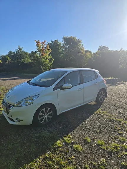 Peugeot 208 2012 photo 3