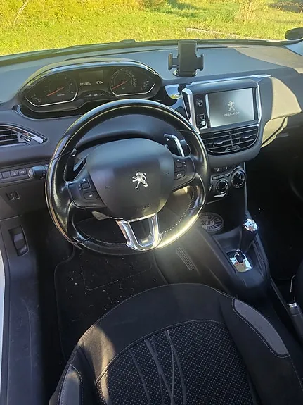 Peugeot 208 2012 photo 5