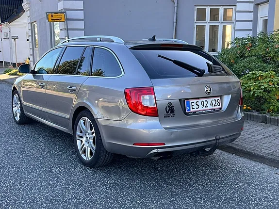 Skoda Superb 2010 photo 4