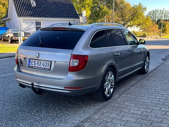 Skoda Superb 2010 photo 3