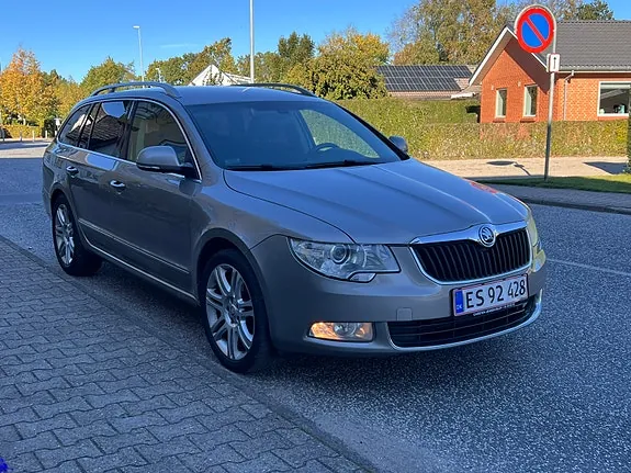Skoda Superb 2010 photo 2