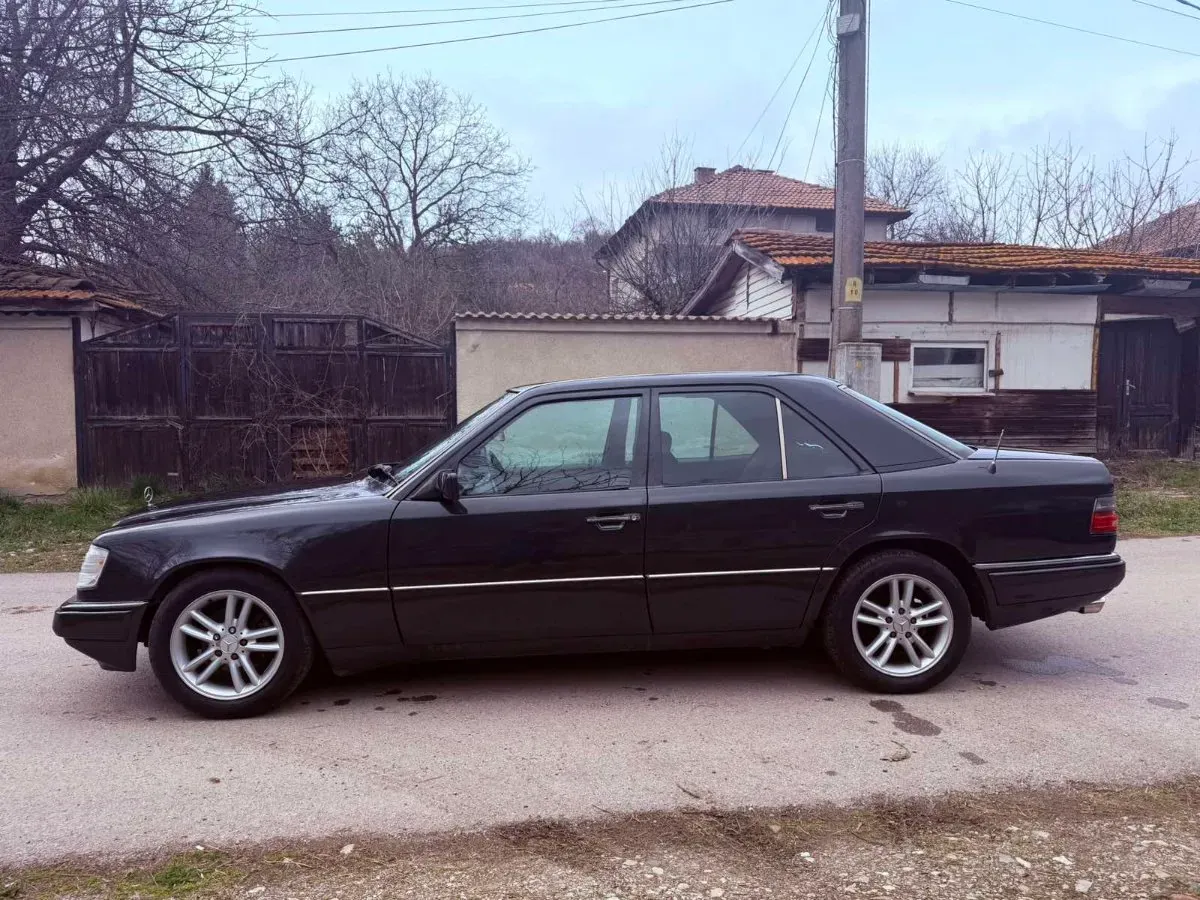 Mercedes-Benz E-Class 1993 photo 2