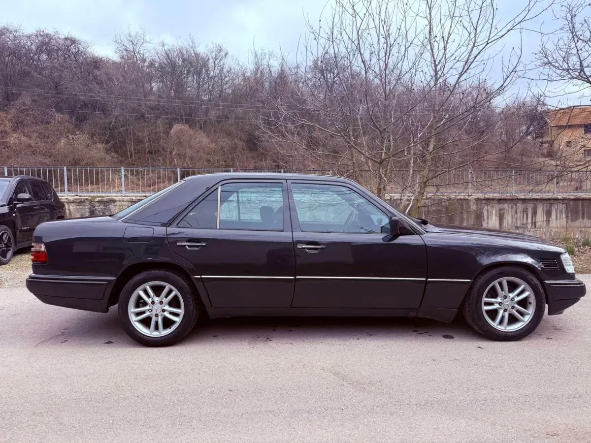 Mercedes-Benz E-Class 1993 photo 3