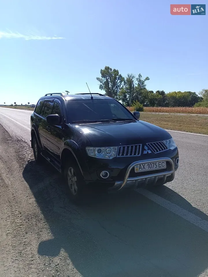 Mitsubishi Pajero Sport 2011 photo 2