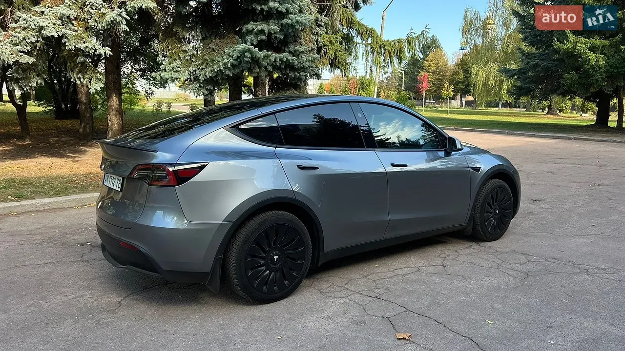 Tesla Model Y 2025 photo 4