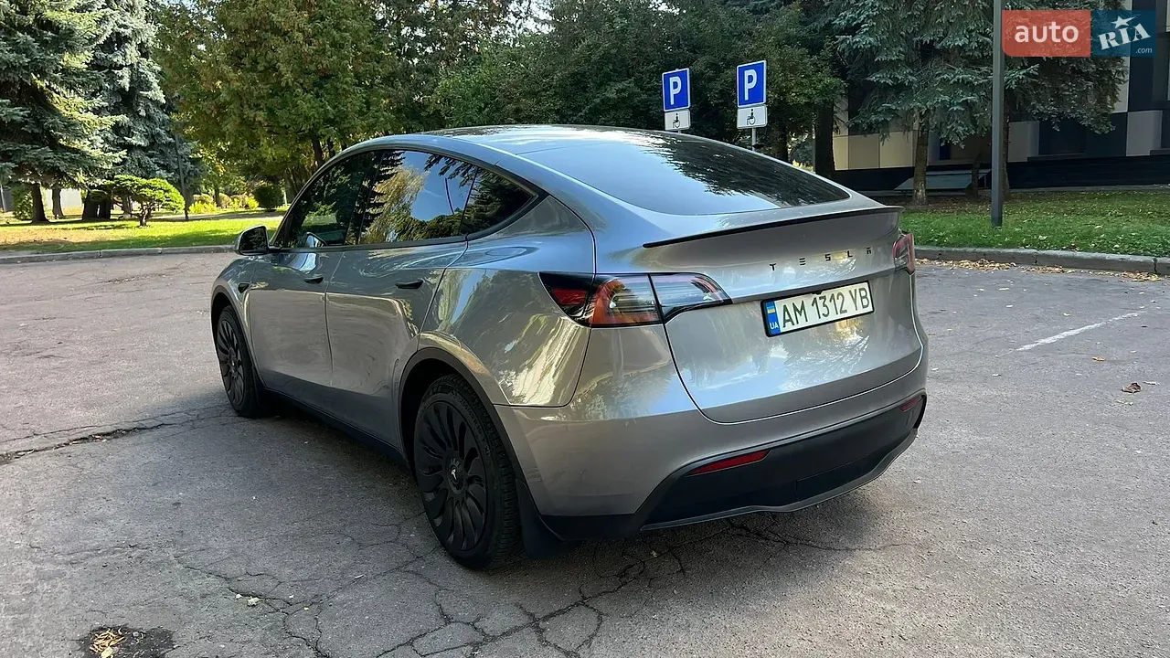 Tesla Model Y 2025 photo 2
