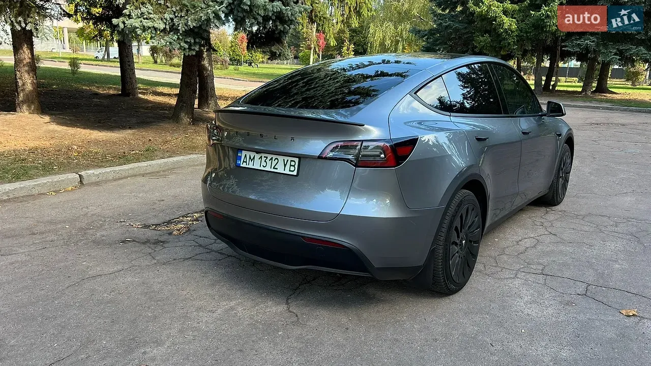 Tesla Model Y 2025 photo 3