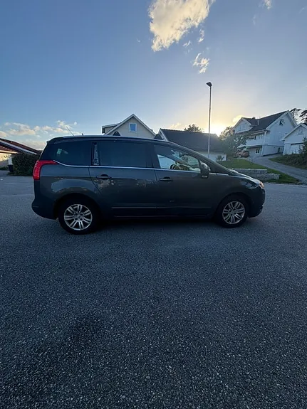 Peugeot 5008 2010 photo 3