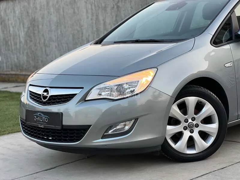 Opel Astra J 2012 photo 2