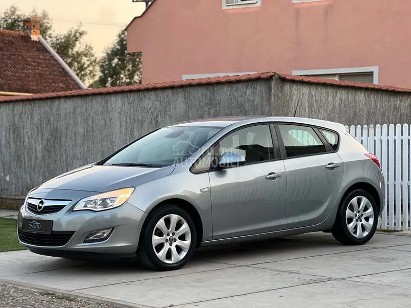 Opel Astra J 2012 photo 3