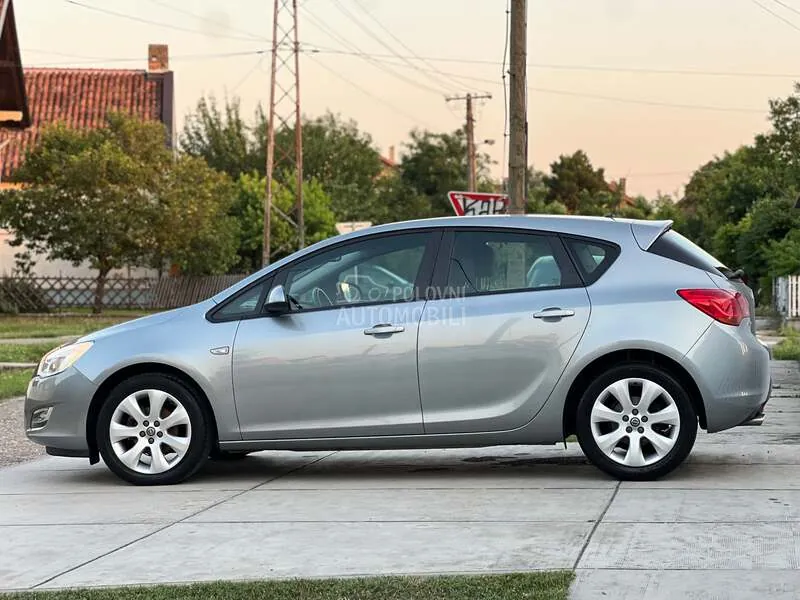 Opel Astra J 2012 photo 4