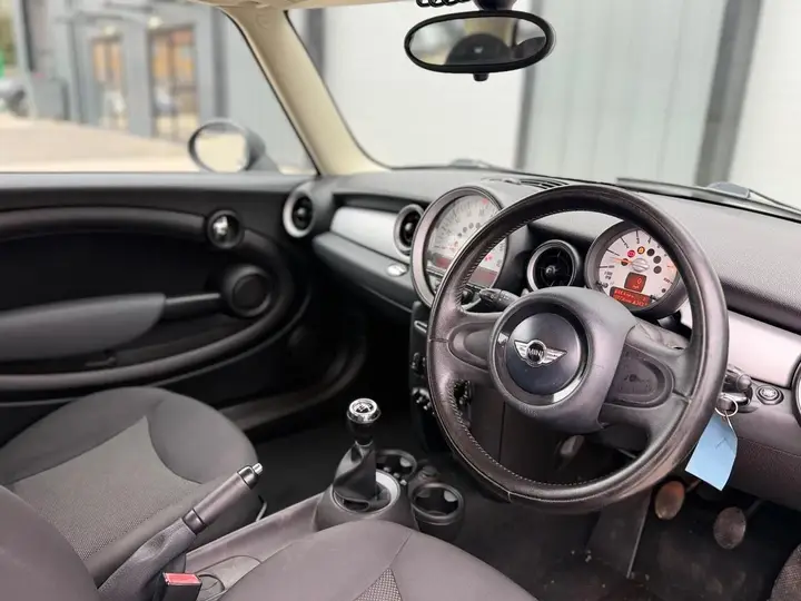 Mini Hatch 2010 photo 2