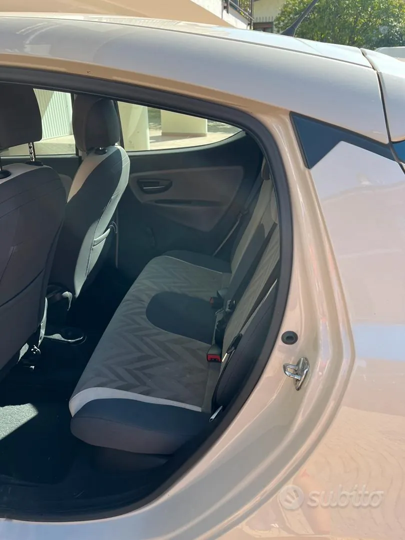 Lancia Ypsilon 2017 photo 2