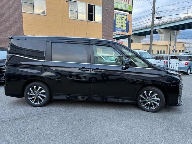 Toyota Voxy 2023 photo 4
