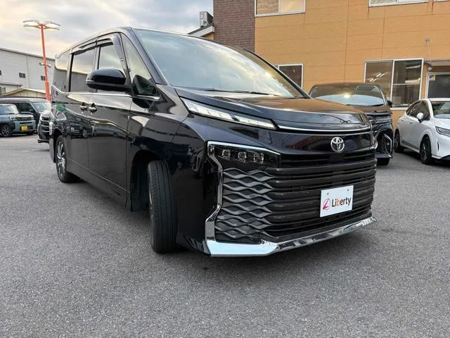 Toyota Voxy 2023 photo 3