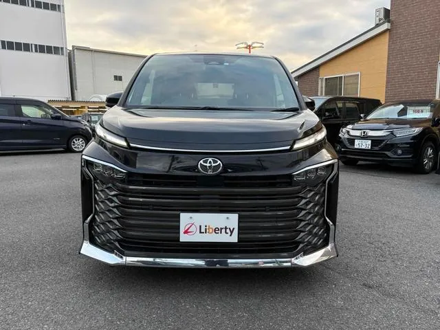 Toyota Voxy 2023 photo 2