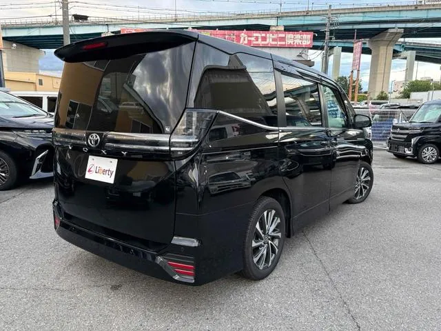 Toyota Voxy 2023 photo 5