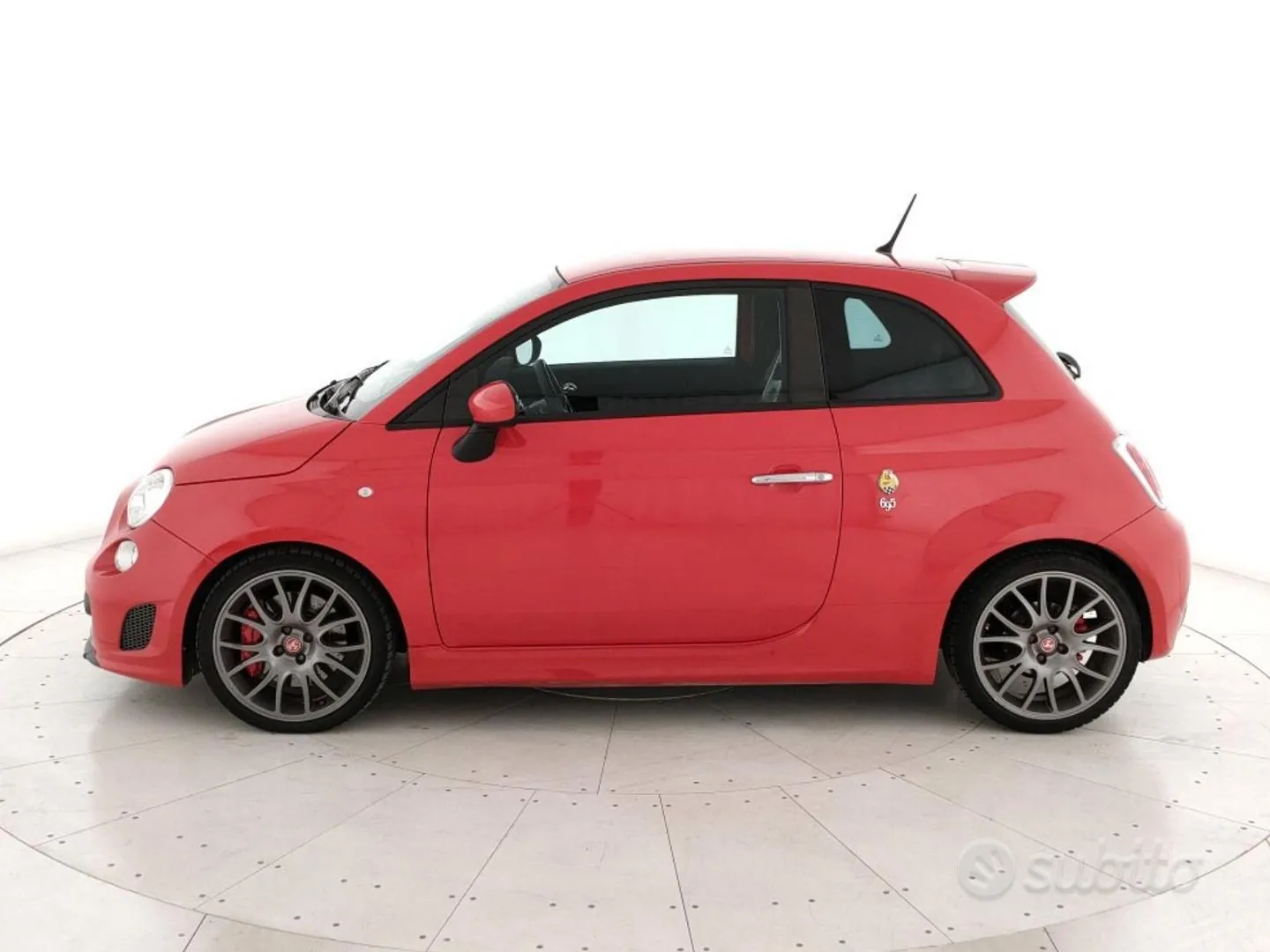 Abarth 695 2011 photo 2