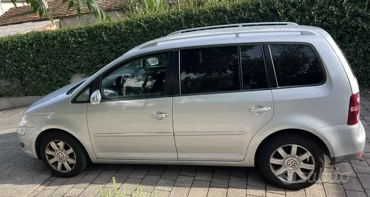 Volkswagen Touran 2008 photo 2