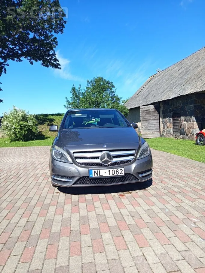 Mercedes-Benz B200 2012 photo 4