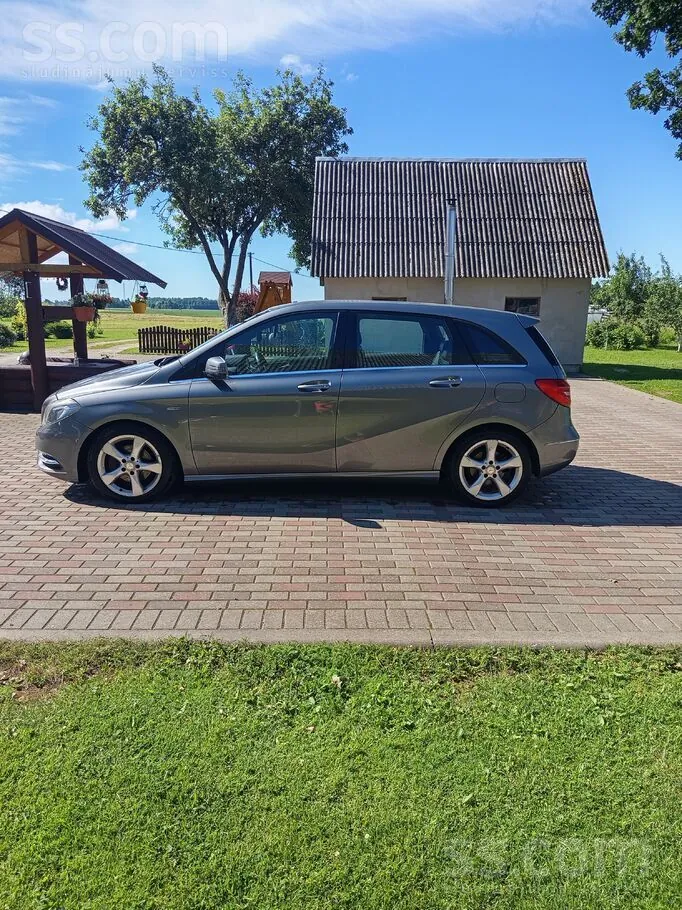 Mercedes-Benz B200 2012 photo 2