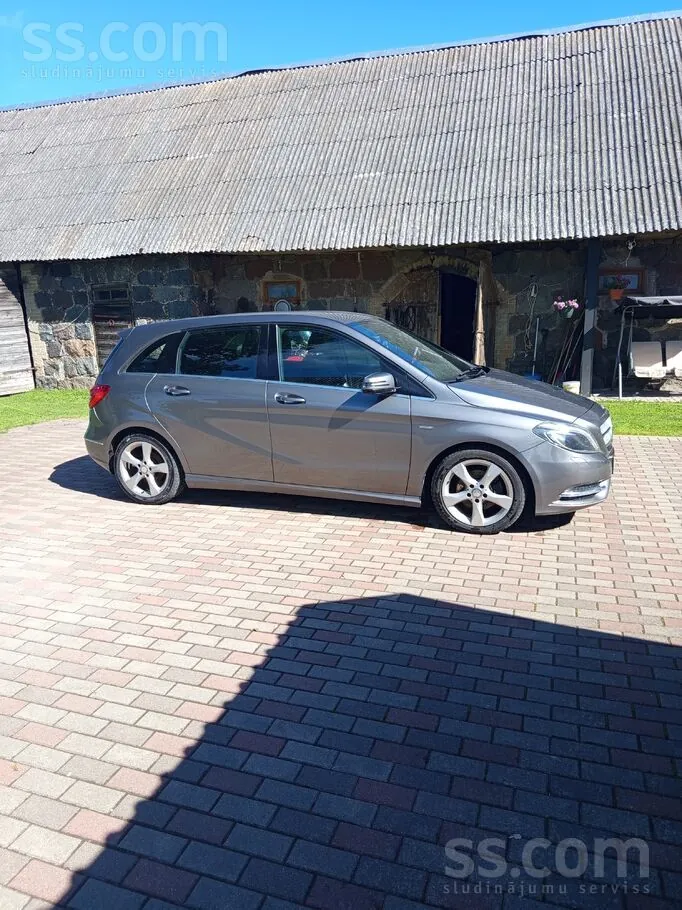 Mercedes-Benz B200 2012 photo 5