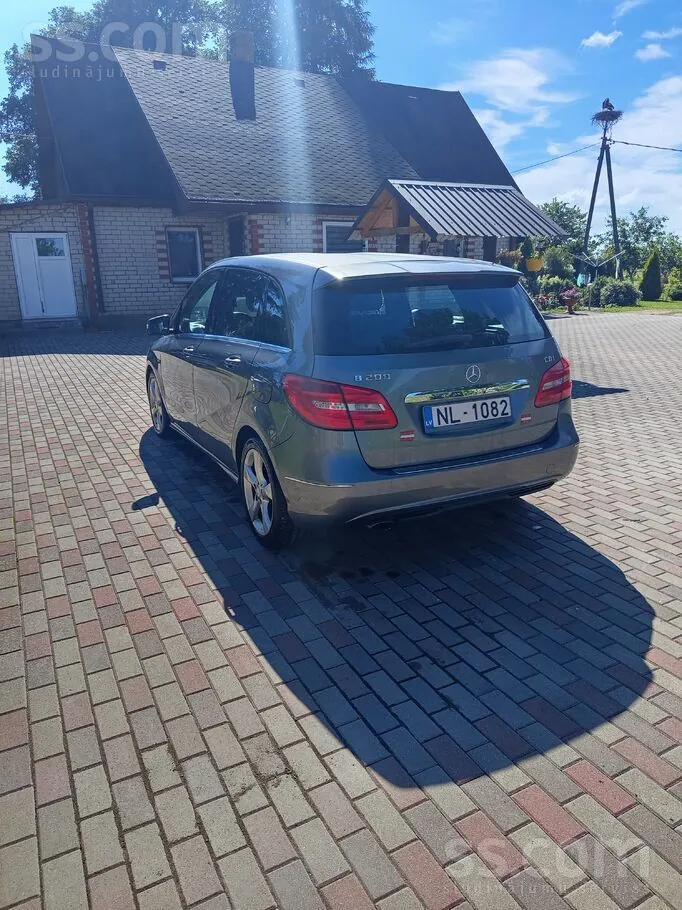 Mercedes-Benz B200 2012 photo 3
